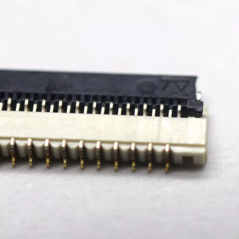 電子間隔をあける0.3MMの高さ1.0mm PCBのコネクター13-71pinの底接触